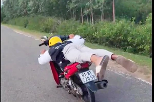 Nam thanh niên nằm trên xe máy chạy tốc độ cao quay clip đăng lên mạng