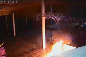 Dẫn bạn đến ném bom xăng vào nhà vợ cũ 