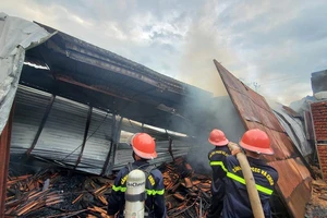 Lửa bao trùm xưởng đồ gỗ trong khu công nghiệp