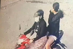 Một phụ nữ bịt mặt vào trường chở học sinh đi bất thường