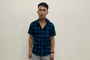 Xông vào cửa hàng Viettel, dùng dao khống chế, cướp 37 triệu đồng