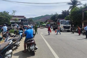 Tai nạn ô tô tải và xe máy ở ngã năm, 2 phụ nữ tử vong