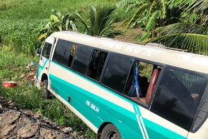 Xe khách lao xuống ruộng khi đang đổ đèo, 9 người bị thương