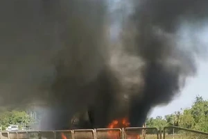 Xe chở hàng chuyển phát nhanh cháy dữ dội