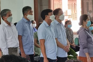 Hơn nửa số người liên quan vắng mặt, tòa phải hoãn xử cựu phó chủ tịch Phú Yên vụ bán sỉ 262 lô đất