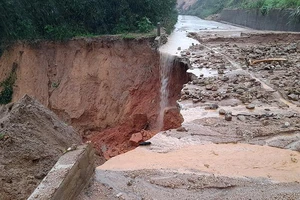 Sơ tán khẩn cấp người dân trong vùng sạt lở ở Bình Định