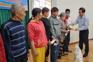 Câu lạc bộ Nghĩa tình Phú Yên tặng quà trợ giúp 3.000 hộ nghèo 