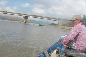 Thuyền cá bị sóng biển đánh chìm, 1 ngư dân mất tích