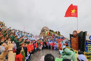 Lễ chào cờ đặc biệt đầu năm mới ở danh thắng Mũi Điện