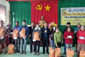 Nhà báo tặng quà xuân cho người nghèo miền núi