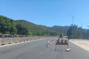 Phú Yên: Xuất hiện hố sâu bất thường giữa mặt đường quốc lộ 1