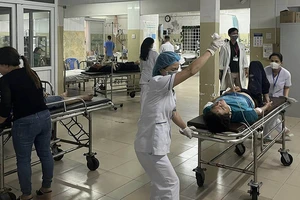 2 xe khách tông nhau trong đêm, 2 người chết, nhiều người bị thương