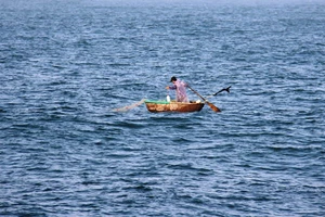 Câu mực trên thuyền thúng giữa biển, 2 ngư dân chết, mất tích