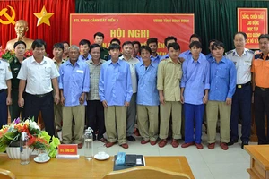 Tàu Cảnh sát biển đưa 14 ngư dân Bình Định bị nạn vào đất liền