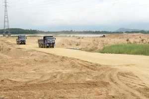 Bị phạt 300 triệu đồng vì khai thác cát làm cao tốc vượt khối lượng