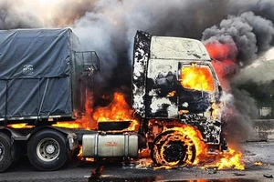 Xe đầu kéo bốc cháy ngùn ngụt trên quốc lộ 1
