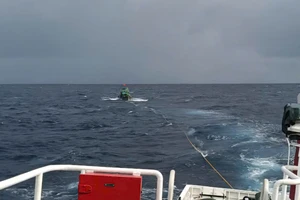 Hải quân cứu 2 ngư dân Bình Định cùng tàu cá trôi dạt trên biển