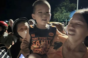 Người mẹ bật khóc khi tìm thấy con trai 3 tuổi lạc trong rẫy vắng