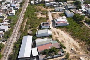 Trúng đấu giá đất 10 năm nhưng chưa thể xây nhà vì... chưa có đường