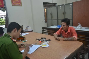 Trộm vàng, USD tiện tay 'cuỗm' luôn xấp tiền cúng 500 đồng