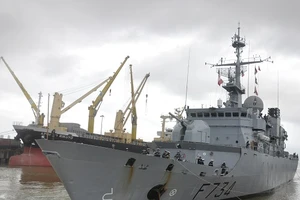 Tuần dương hạm Hải quân Pháp cập cảng Tiên Sa