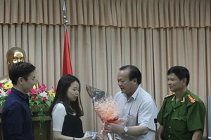 Trao trả 1,8 triệu Won và 600 USD cho du khách Hàn Quốc