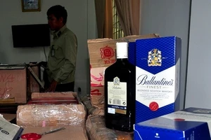 Đà Nẵng tạm giữ hàng trăm chai rượu ngoại nhập lậu, vô chủ