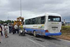 Lật ô tô chở công nhân, 14 người nhập viện