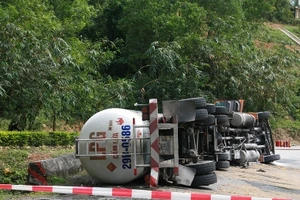Lật xe bồn chứa gần 17 tấn gas trên đèo Hải Vân