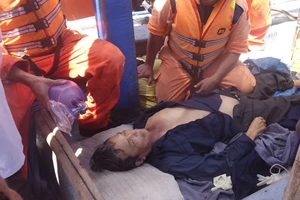 Cấp cứu ngư dân bị đứt tai trên biển