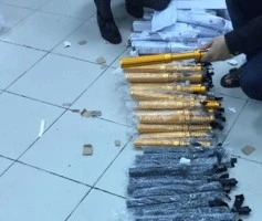 Thu giữ hàng trăm roi điện, gậy sắt chuẩn bị 'lên' máy bay