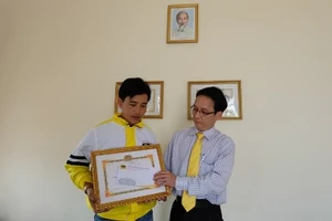 Khen thưởng tài xế taxi dũng cảm chống cướp có hung khí