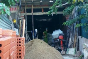 Sập dàn giáo, một công nhân nguy kịch