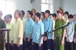 7 cán bộ hầu tòa vì nhận tiền hối lộ của lâm tặc