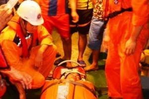 Cấp cứu ngư dân bị chấn thương trên vùng biển Hoàng Sa
