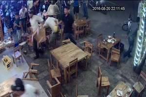 Côn đồ xách mã tấu 'đại náo' quán nhậu