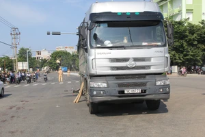 Chuyển làn rẽ trái, hai thanh niên bị xe tải cán tử vong