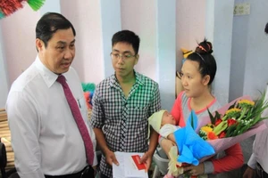Chủ tịch TP Đà Nẵng đến tận nhà dân trao giấy khai sinh