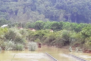 Vào nơi bị nước lũ bao vây, chia cắt 5 ngày liền