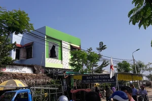 Mắc kẹt trong nhà cháy, 2 cha con chết thảm