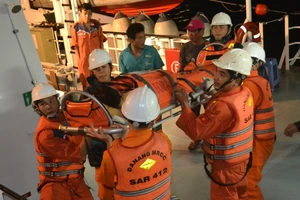 Tàu SAR 412 chuyển hướng cứu ngư dân bị nạn