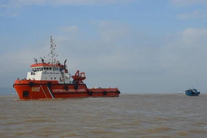 Tàu cảnh sát biển cứu ba thuyền viên bị trôi dạt
