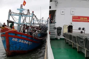 Tàu hải quân đưa 7 ngư dân bị nạn trên biển vào bờ