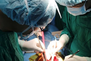 Phẫu thuật cứu sống bé trai bị vỡ động mạch chủ