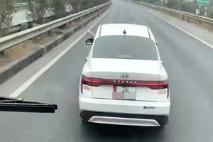 Công an điều tra vụ xe con tạt đầu xe khách trên cao tốc Nội Bài - Lào Cai