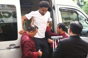 Chống nạng vào TP.HCM dự Gala, Nguyễn Xuân Son cầm chắc Quả bóng vàng...