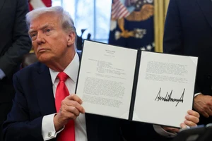 Chính quyền ông Trump tính huỷ chương trình thẻ xanh diện đầu tư EB-5