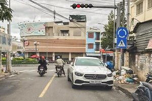 Nữ tài xế đậu xe Mercedes 'kì lạ' ở TP Nha Trang 
