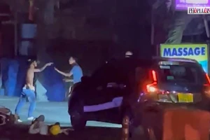 Cởi áo, đánh tài xế ô tô sau va chạm giao thông ở Hóc Môn
