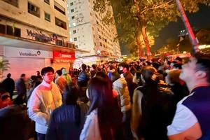 Hà Nội: Nhiều người tháo chạy khỏi đám cháy tại chung cư HH1A Linh Đàm 